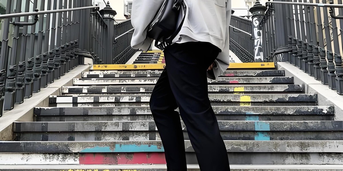 Sacai x Nike聯名穿搭指南——灰白鞋款與Dior混搭美學